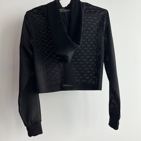 Athletic Cropped Black Mesh Sports Top - Picture 3 of 5